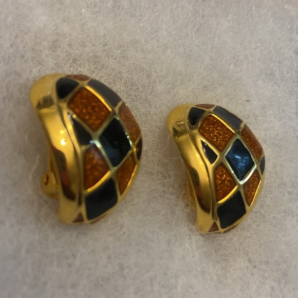 💜Vintage Gold Tone Enamel High End Designer runway clip on earrings - Picture 2 of 5